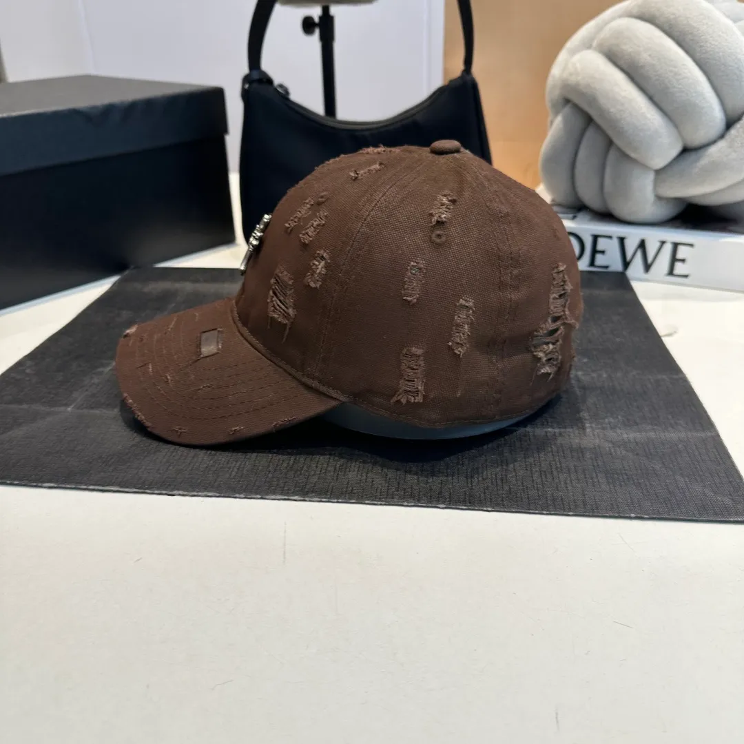 P60 Croxin's new ripped washed cotton baseball cap, a personalized and fashionable style, casual with a cool feel, the same style for men and women! Material: 100% cotton Head circumference: 56-58cm available